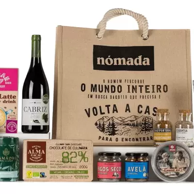 Produtos alimentares variados com embalagem de pano bege e várias caixas e frascos em fundo branco