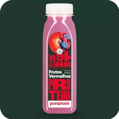 Garrafa plástica rosa de bebida proteica com rótulo vermelho e branco e frutos vermelhos