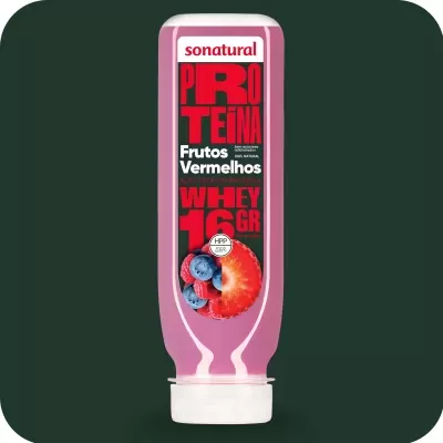 Garrafa rosa de suplemento proteico de frutos vermelhos sonatural com texto em rótulo preto