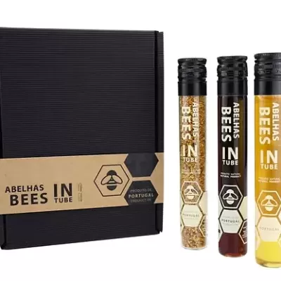 Conjunto de três tubos com mel e caixa preta com banda castanha rotulada