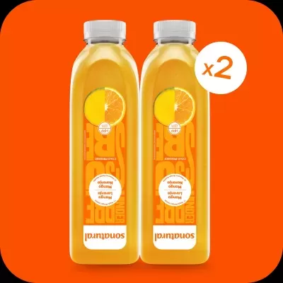 Duas garrafas transparentes com sumo laranja e rótulo 'Soundful' com fruta e 'x2' em fundo laranja.