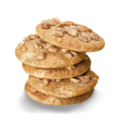 Pilha de bolachas douradas com amendoins sobre fundo branco