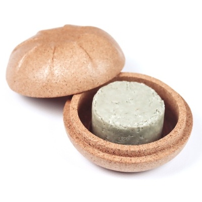 caixa redonda de madeira com sabonete sólido verde