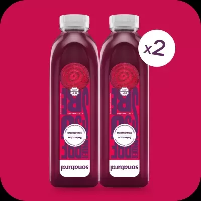 Duas garrafas de sumo sonatural com rótulo vermelho e tampa branca