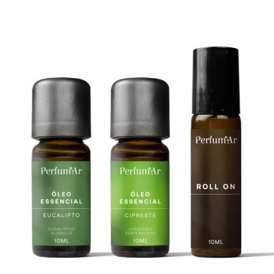 Três frascos de óleos essenciais e roll on Perfum'Ar