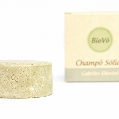 Champô sólido bege claro ao lado da embalagem de papel creme com texto BioVó e Champô Sólido