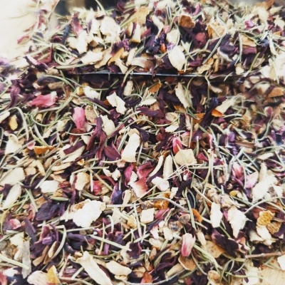 Mistura de ervas secas e flores coloridas com colher metálica