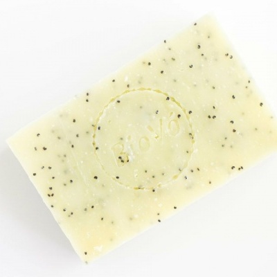 Sabonete creme com partículas pretas e selo MOKA