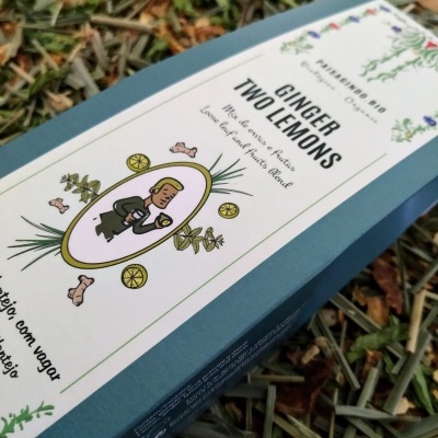 Embalagem azul com rótulo branco e ilustrações de limões e gengibre