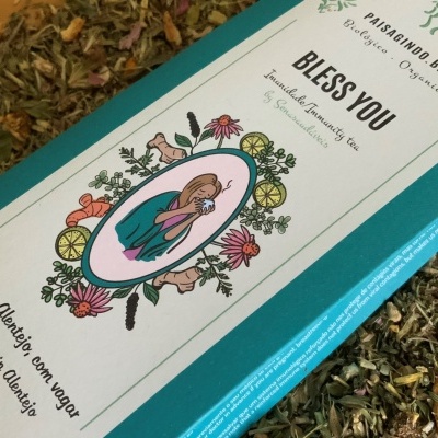 Caixa de chá Paisagundo.bio com ilustração colorida de mulher e flores, texto em português