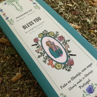 Caixa de embalagem de ervas orgânicas Bless You com design floral sobre ervas secas