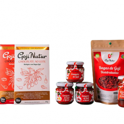 Produtos alimentares com bagas de goji em embalagens variadas sobre fundo branco.