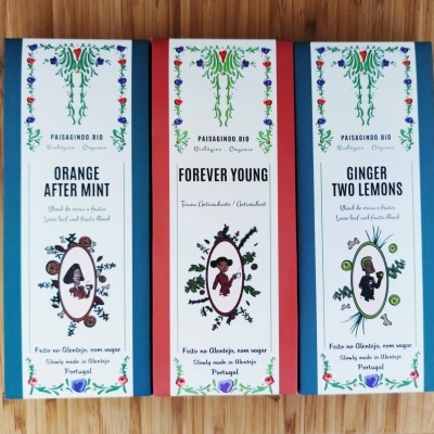 Três barras de chocolate artesanal com embalagens blancas decoradas e nomes Orange After Mint, Forever Young e Ginger Two Lemons