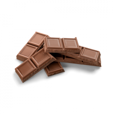 Blocos de chocolate de leite castanho empilhados sobre fundo branco