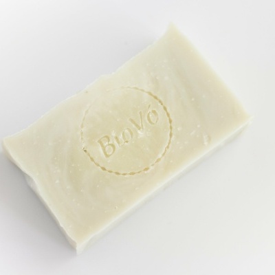 Sabonete branco com a palavra BRUNO gravada no centro sobre fundo branco