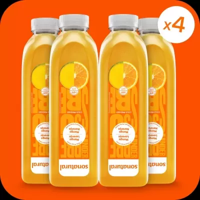 Quatro garrafas de sumo de laranja, gengibre e manga com rótulo laranja e branco e tampa branca em fundo laranja