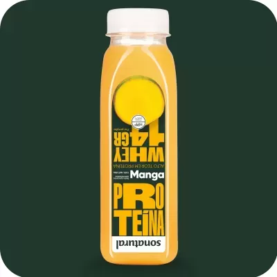 Bebida proteica de manga em garrafa plástica transparente com etiqueta preta e amarela