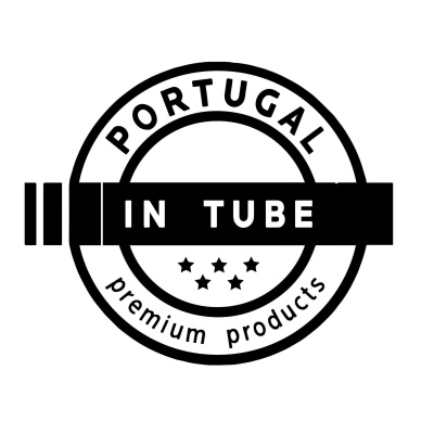 Logótipo circular preto e branco com texto e estrelas