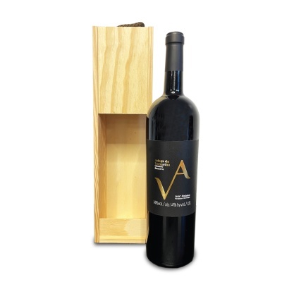 Garrafa de vinho tinto com rótulo preto e caixa de madeira clara aberta