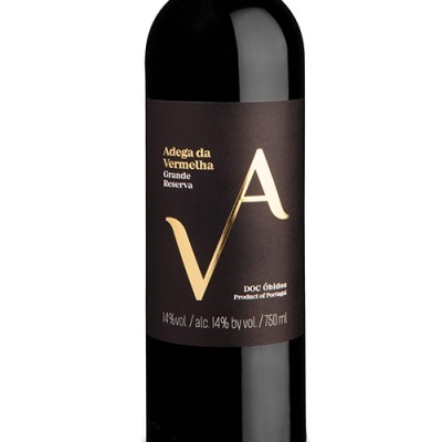 Garrafa de vinho tinto com rótulo preto e texto dourado e bege