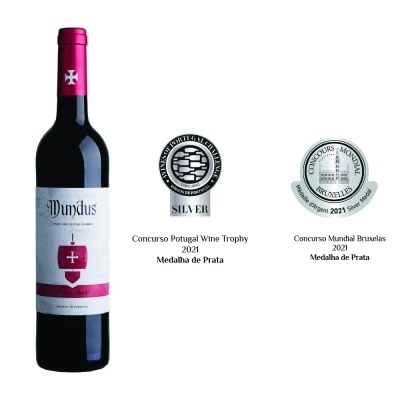 Garrafa de vinho tinto Mundus com rótulo branco e rosa e dois selos de medalhas de prata
