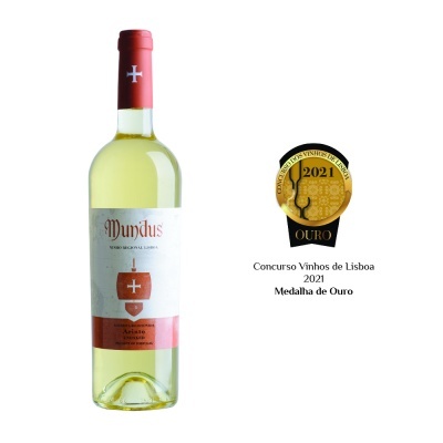 Garrafa de vinho branco Mundus com rótulo e medalha de ouro 2021