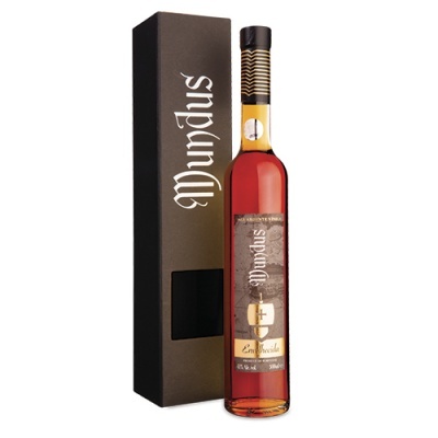 Garrafa de licor Myndus âmbar com rótulo dourado e creme ao lado de caixa preta