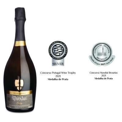 Garrafa de espumante Mundus Bruto com medalhas de prata ao lado
