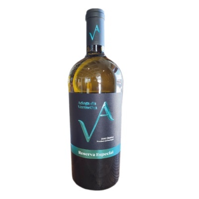 Garrafa de vinho branco com rótulo cinza escuro e azul com texto Adega da Vermelha e Reserva Especial