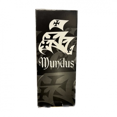Embalagem preta com ilustração de barco e texto Mundus em branco