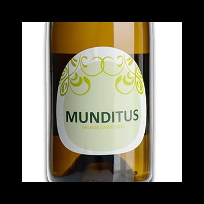 Garrafa castanha com rótulo branco verde e amarelo com texto MUNDITUS FRISANTE GASEIFICADO