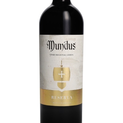 garrafa de vinho Mundus com rótulo branco e dourado