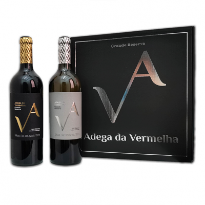 Duas garrafas de vinho e caixa preta com texto Adega da Vermelha
