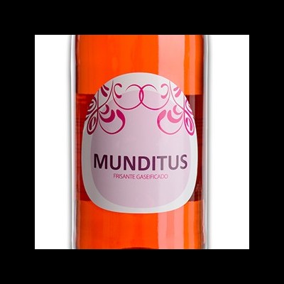 Frasco com bebida rosada e etiqueta rosa com texto MUNDITUS FRISANTE GASIFICADO