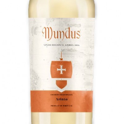 Garrafa de vinho branco com rótulo branco e salmão com texto Mundus e imagem de caravela