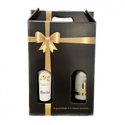 Embalagem preta com laço dourado e duas garrafas de vinho Mundus visíveis