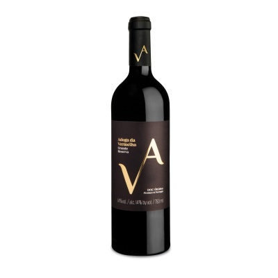 Garrafa de vinho tinto Adega da Vermelha Grande Reserva com rótulo castanho e dourado