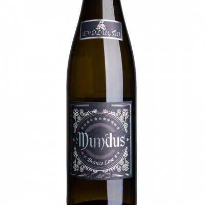 Garrafa de vinho branco com rótulo preto e branco 'Mundus Branco Leve' e etiqueta 'EVOLUÇÃO'.