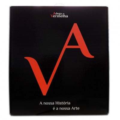 Embalagem preta com letras vermelhas V A e texto Adega vermelha e A nossa História é a nossa Arte