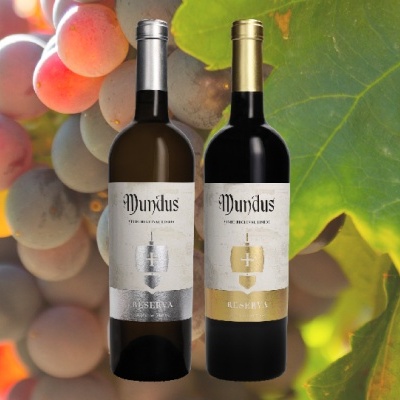 Duas garrafas de vinho Mundus com rótulos cinza e dourado em fundo de uvas e folhas