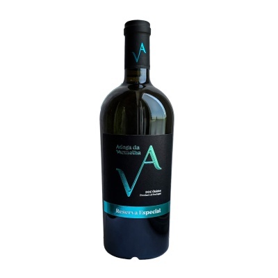Garrafa de vinho Adega da Vermelha com rótulo preto e azul