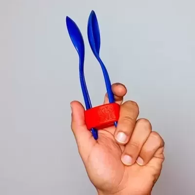 Mão segurando dois talheres azuis com anel vermelho VISIT WELL