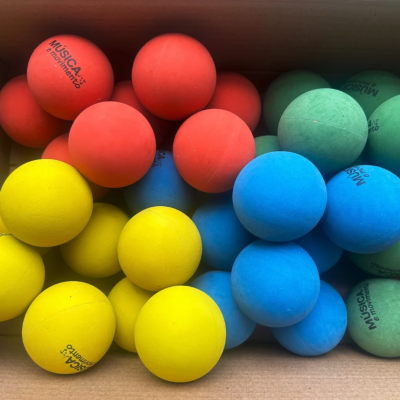 Bolas coloridas de espuma dentro de uma caixa de cartão