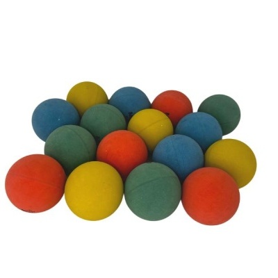 Bolas de espuma coloridas em fundo branco