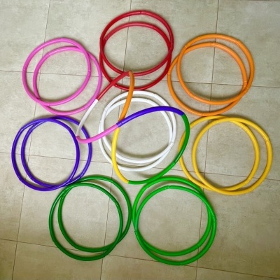 Vários pares de cabos coloridos enrolados em círculos sobre chão de azulejos