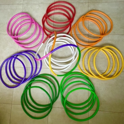 Conjunto de argolas coloridas em piso de azulejo claro