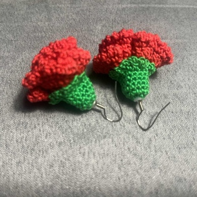 Brincos florais vermelhos de crochet com base verde e ganchos metálicos