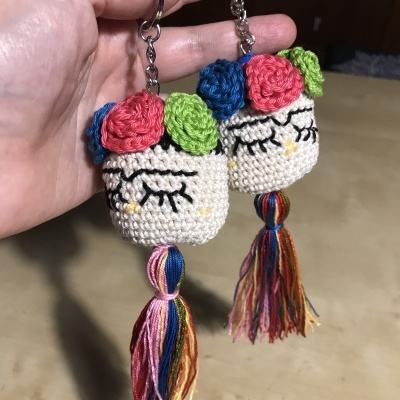 Chaveiros de croché com cabeça, flores e franjas coloridas