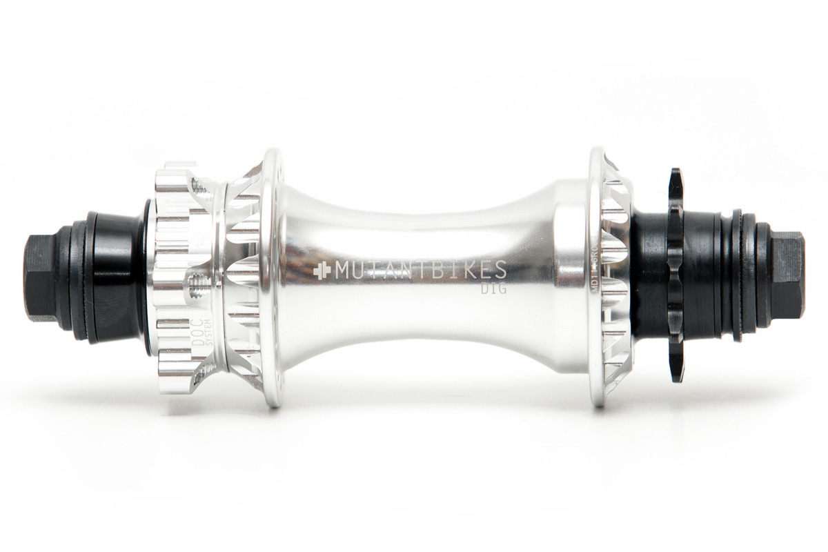 DIG REAR HUB Cubos de bicicleta prateados com porcas pretas e inscrição MUTT BIKE