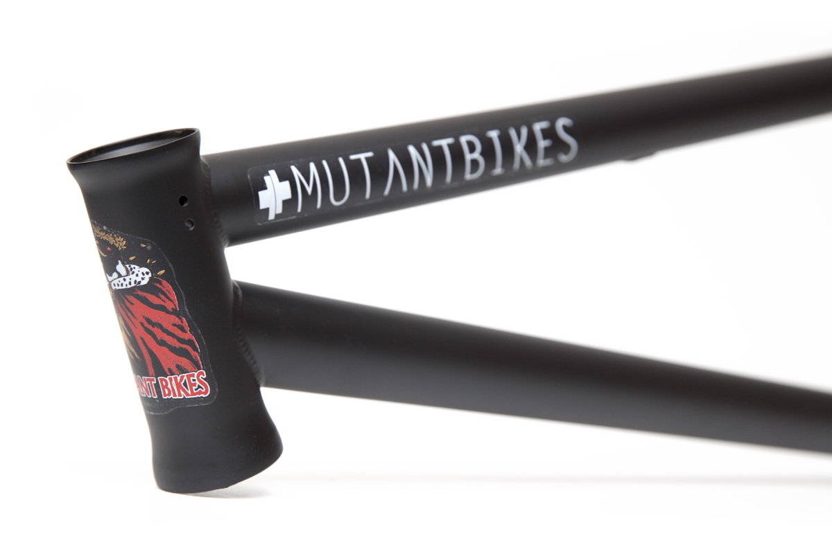 IMPERADOR 24″ FRAME Estrutura de bicicleta preta fosca com marca MUTANT BIKES e decalque de tigre vermelho